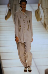 389275282_giorgio-armani-ss-1994(6).thumb.jpg.b4265ec4257422b1f47066cfa40dcbff.jpg