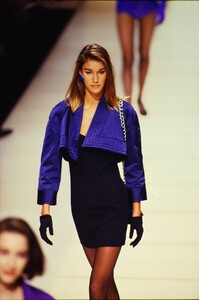 425225349_giorgio-armani-fw-1991(2).thumb.jpg.7d5dc63a971f9efee550f3db7315d1ca.jpg