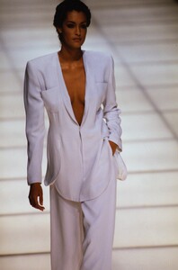 618858463_giorgio-armani-ss-1994(2).thumb.jpg.92f33f5b3f193886e79afbb1879cb02f.jpg