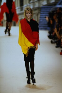 628479553_chanel-fw-1994(15).thumb.jpg.253658b7aa054f54161a1c948775c363.jpg