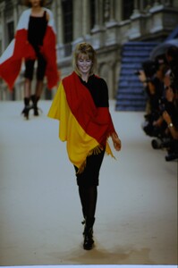 629038921_chanel-fw-1994(13).thumb.jpg.319c25cb522d5cc3937fcb2dbab24d0f.jpg