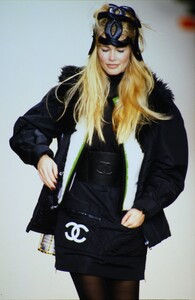 629468353_chanel-fw-1994(8).thumb.jpg.99e76d06c22f33220c0c8dbb09156737.jpg