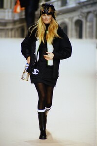 653250829_chanel-fw-1994(11).thumb.jpg.2e405cf6813412173ae30485598ca5cc.jpg