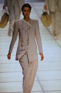 741017277_giorgio-armani-ss-1994(1).thumb.jpg.47ce31d61c3ce0cb1062a80042a599dc.jpg
