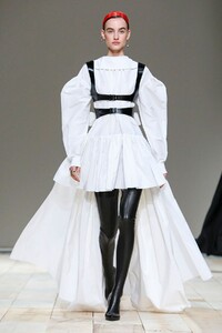 Alexander-McQueen-RTW-FW20-Paris-2503-1583181339.thumb.jpg.0e03a1ecb7437d508b7f979676456f97.jpg