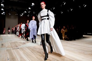 Alexander-McQueen-RTW-FW20-Paris-27088-1583181629.thumb.jpg.1fecee98407442f2bc037dfebc7cb95f.jpg