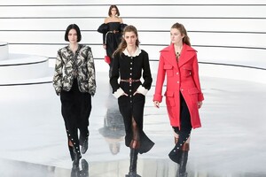 Chanel-RTW-FW20-Paris-2896-1583232738.thumb.jpg.3c1168f8f4463c4f5c2e789a4a7b5ef0.jpg