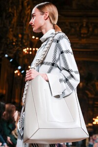 Stella-McCartney-RTW-FW20-Paris-0506-1583145144.thumb.jpg.8df55a010c7537992cfe339f3d4b3ff7.jpg