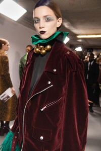 backstage-defile-dries-van-noten-automne-hiver-2020-2021-paris-coulisses-91.thumb.jpg.e6f74d04938025f6fb3c4ae3e8ee1266.jpg