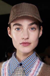 backstage-defile-lacoste-automne-hiver-2020-2021-paris-coulisses-32.thumb.jpg.330a703d47f6ac237d3a1728f9f31be6.jpg