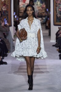 defile-lanvin-automne-hiver-2020-2021-paris-look-4.thumb.jpg.7775d60cb4ddfe3f9ddf7c66b71d5354.jpg