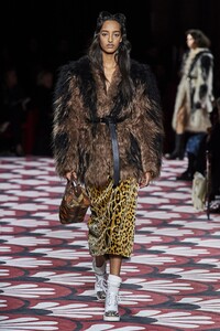 defile-miu-miu-automne-hiver-2020-2021-paris-look-45.thumb.jpg.0611cd2abaa03e9dfc118269ebc71580.jpg