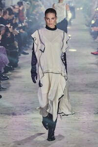 defile-sacai-automne-hiver-2020-2021-paris-look-32.thumb.jpg.48ef89f45657bccb17731aa1320f0df4.jpg