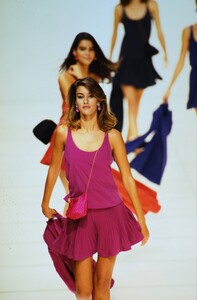 giorgio-armani-fw-1991.thumb.jpg.ed0338bcd7f7176497fb1e1d06db1860.jpg