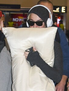 katy-perry-airpot-in-sydney-03-12-2020-0.thumb.jpg.bdfba1467646f1a8429615cfaefb9635.jpg