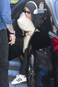 katy-perry-airpot-in-sydney-03-12-2020-1.thumb.jpg.e64a7aecf7f571dbe8e3eb9e62d5e036.jpg