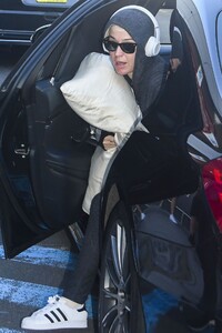 katy-perry-airpot-in-sydney-03-12-2020-5.jpg
