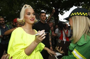 katy-perry-fight-on-concert-for-firefighters-and-bushfire-victims-in-bright-1.jpg