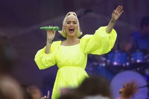 katy-perry-fight-on-concert-for-firefighters-and-bushfire-victims-in-bright-5.jpg