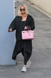 khloe-kardashian-in-casual-outfit-leaves-the-studio-in-calabasas-03-11-2020-2.jpg