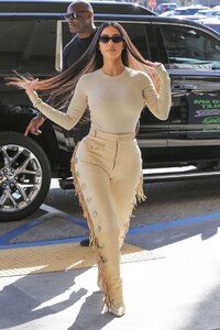 kim-kardashian-shopping-at-nordstrom-in-woodland-hills-03-06-2020-14.jpg