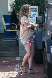 paris-jackson-leggy-in-denim-shorts-starbucks-in-malibu-03-04-2020-0.jpg