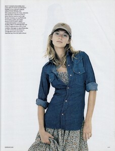 uk_vogue_june_2002_21.thumb.jpg.90bb24dbc3b421a34c4d1e36a005892d.jpg