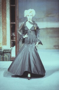 1003507069_vivienne-westwood-ss-1996(2).thumb.jpg.dfbe702f68f97e0b698a51b2f8226561.jpg