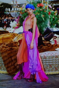 1014377651_dolce-gabbana-fw-2000(8).thumb.jpg.8e22c0666b3810e4039c0a96a2cc83e6.jpg