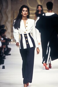 1086267687_Valentino1993WomenRTW39.thumb.jpg.7ea87f02a87e7b074d5eba26ede2ee7c.jpg