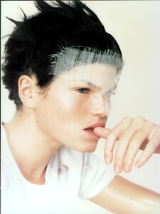 ARCHIVIO - Vogue Italia (April 1998) - Off White - 004.jpg