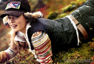 Elle France (November 22, 2004) - Plein Nord Sur Les Acessoires - 002.jpg