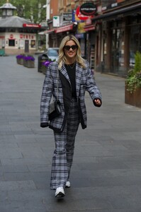        rob300420BZNimage109 .jpg