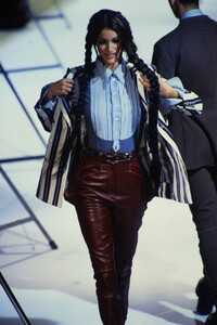 1553613791_jean-paul-gaultier-fw-1992(13).thumb.jpg.e4eebd7c08c8a7b4680f23cd2e619761.jpg