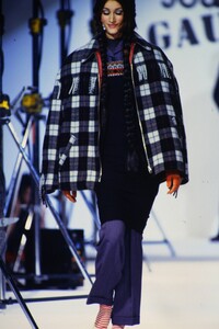 1660527474_jean-paul-gaultier-fw-1992(6).thumb.jpg.52f28b12761d676a1ec75d48977107e5.jpg