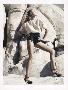 Vogue UK (March 2007) - Super Natural - 003.jpg