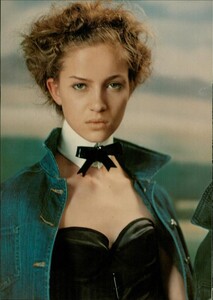 ARCHIVIO - Vogue Italia (August 2004) - Chic Sizzling Cool - 007.jpg