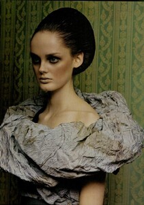 ARCHIVIO - Vogue Italia (December 2004) - Dress Up - 004.jpg
