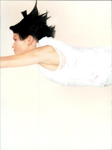 ARCHIVIO - Vogue Italia (April 1998) - Off White - 011.jpg