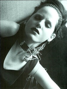 ARCHIVIO - Vogue Italia (March 2000) - The Magnetic Black - 012.jpg