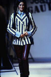 2022239537_jean-paul-gaultier-fw-1992(11).thumb.jpg.5fa408961b82b36f8ae15d87ee751793.jpg