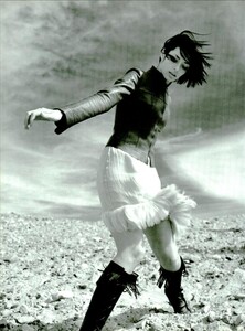 ARCHIVIO - Vogue Italia (April 1999) - Nuovi figli dei fiori - 003.jpg