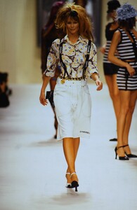 372427438_chanel-ss-1994(10).thumb.jpg.3977c533c8d3aac6eb91a5ff16c41107.jpg