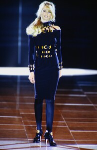 577128448_versace-fw-1992(8).thumb.jpg.3de961ef55a52c11fc34a5403e3dddef.jpg