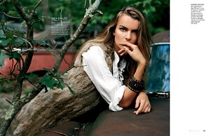 buerony - Elle Italia (September 2008) - Filippa - 003.jpg