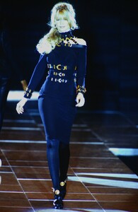 640590610_versace-fw-1992(7).thumb.jpg.153bb6cc36d47c25895e7edceab8a525.jpg