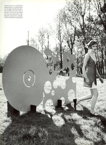 Vogue Italia (September 1997) - Eccentricità - 013.jpg