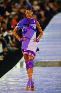 758882671_dior-hc-fw-1999(4).thumb.jpg.111d5cf9b69fafa42883224e8feabd88.jpg