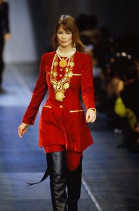 824611119_chanel-fw-1993(2).thumb.jpg.61ac24315e0cbb9caf872fe3b43d6ac3.jpg