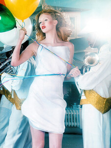 Vogue UK (November 2000) - Beauty Queen - 006.jpg